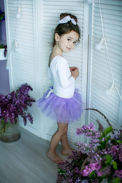 Little Smiling Girl Posing Purple Flowers Bouquets Room — Stock Photo, Image