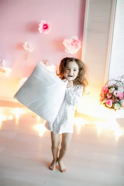 Menina Divertindo Brincando Com Travesseiro Quarto Com Luzes Fundo — Fotografia de Stock