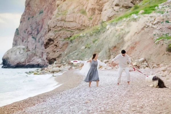 Longitud Completa Pareja Joven Caminando Con Perro Esponjoso Playa —  Fotos de Stock