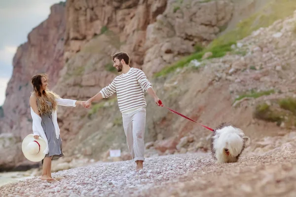 Stylisches Glückliches Paar Hält Händchen Beim Gassigehen Mit Flauschigem Hund — Stockfoto