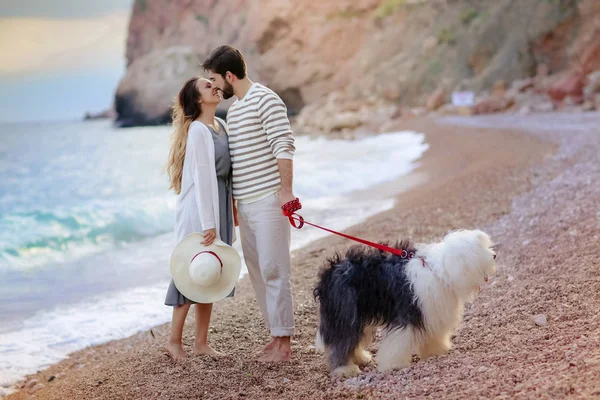 Junge Küssende Pärchen Stehen Mit Flauschigem Hund Strand — Stockfoto