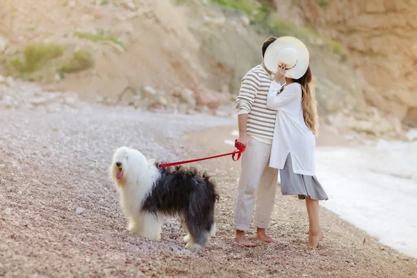 Full Length Young Couple Standing Fluffy Dog Beach Kissing Hiding — Stock Photo, Image