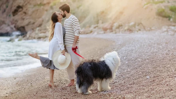 Junge Paare Stehen Mit Flauschigem Hund Strand Und Küssen Sich — Stockfoto