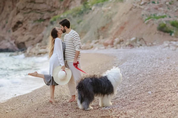 Junge Paare Stehen Mit Flauschigem Hund Strand Und Küssen Sich — Stockfoto