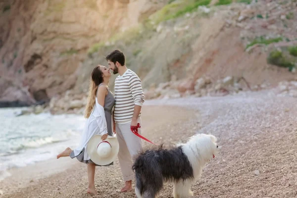 Junge Paare Stehen Mit Flauschigem Hund Strand Und Küssen Sich — Stockfoto