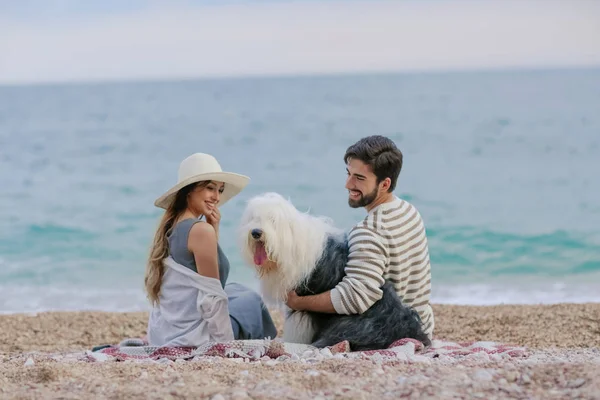 Jonge Vrouw Stro Hoed Bebaarde Man Spelen Met Pluizige Hond — Stockfoto