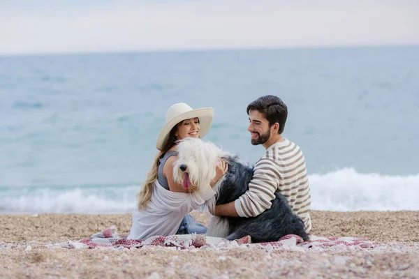 Joven Guapo Barbudo Hombre Bonita Mujer Sombrero Abrazando Gran Perro —  Fotos de Stock