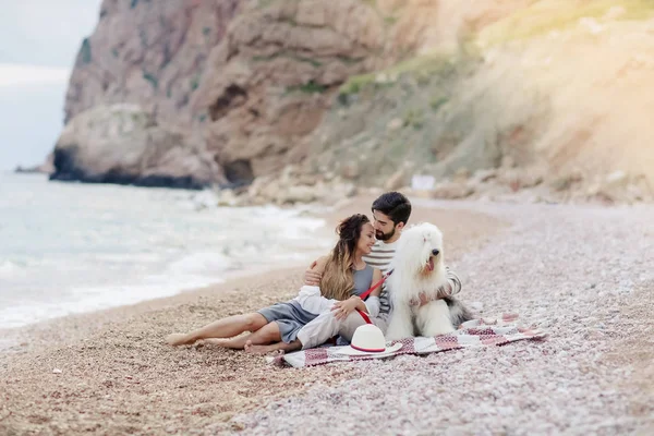 Νεαρό Ζευγάρι Στην Αγάπη Χνουδωτό Σκυλί Κάθεται Καρό Στην Παραλία — Φωτογραφία Αρχείου