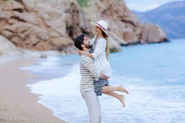 mutlu yakışıklı adam ayakta çok gülen kız deniz kıyısında kaldırma