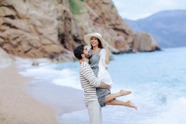 mutlu yakışıklı adam ayakta çok gülen kız deniz kıyısında kaldırma