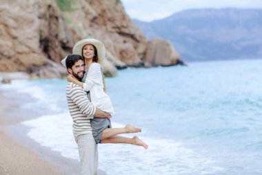 mutlu yakışıklı adam ayakta çok gülen kız deniz kıyısında kaldırma