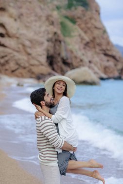 mutlu yakışıklı adam ayakta çok gülen kız deniz kıyısında kaldırma