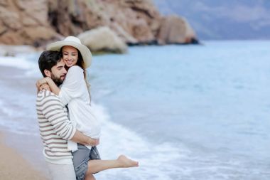 mutlu yakışıklı adam ayakta kadar güzel kız deniz kıyısında kaldırma
