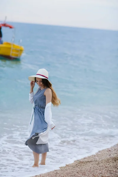 Junge Frau Mit Strohhut Strand Mit Meer Und Gelbem Boot — Stockfoto