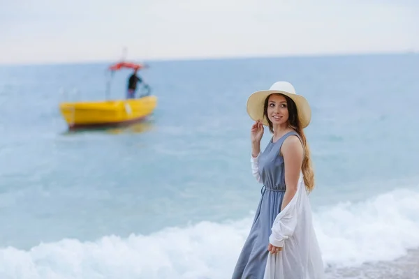 Jovem Mulher Chapéu Palha Posando Praia Com Mar Barco Amarelo — Fotografia de Stock