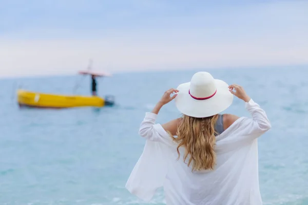 Fiatal Hosszú Göndör Haj Állva Strand Kalap Nézett Csónak Úszás — Stock Fotó