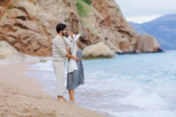 Stilvolles Junges Paar Rustikaler Kleidung Umarmt Stehend Meeresufer Romantische Momente — Stockfoto