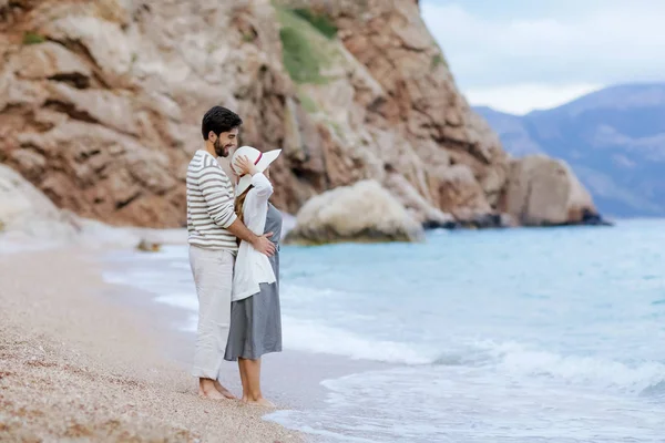 Elegante Jovem Casal Roupas Rústicas Abraçando Costa Mar Momentos Românticos — Fotografia de Stock