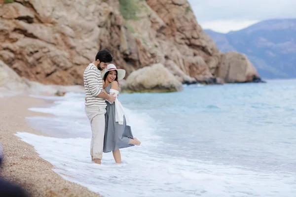 Stylish Young Couple Love Hugging Standing Beach Barefoot Cliff Mountain — Stock Photo, Image