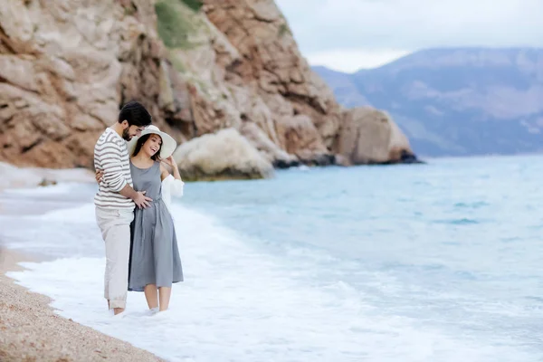 Stylowe Młodej Pary Zakochane Przytulanie Stojący Plaży Boso Klifu Górskich — Zdjęcie stockowe