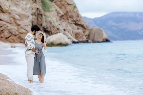 Elegante Jovem Casal Apaixonado Abraço Praia Descalço Com Penhasco Montanha — Fotografia de Stock
