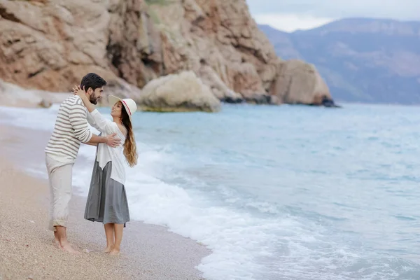 Elegante Jovem Casal Apaixonado Abraço Praia Descalço Com Penhasco Montanha — Fotografia de Stock