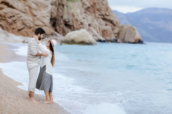 Stylish Young Couple Love Hugging Standing Beach Barefoot Cliff Mountain — Stock Photo, Image