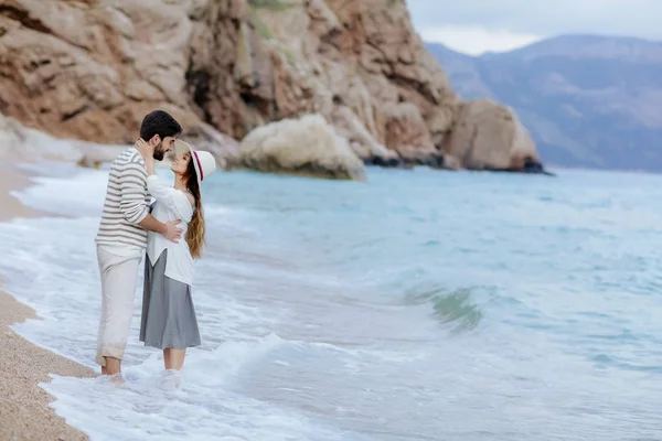 Elegante Jovem Casal Apaixonado Abraço Praia Descalço Com Penhasco Montanha — Fotografia de Stock