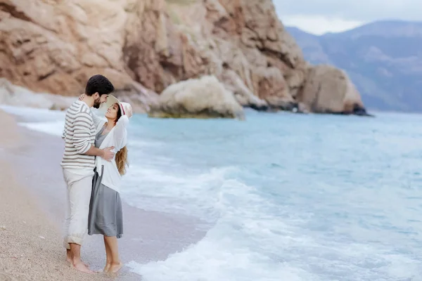 Stylisches Junges Verliebtes Paar Umarmt Stehend Strand Barfuß Mit Klippe — Stockfoto