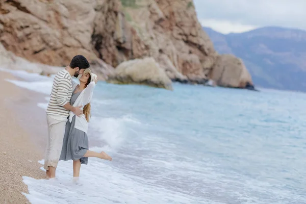 Stylisches Junges Verliebtes Paar Umarmt Stehend Strand Barfuß Mit Klippe — Stockfoto
