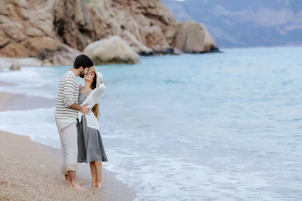 Stylish Young Couple Love Hugging Standing Beach Barefoot Cliff Mountain — Stock Photo, Image