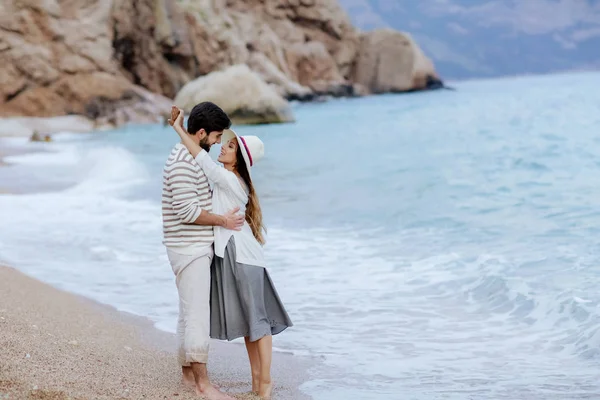 Young Smiling Girl White Hat Hugging Her Boyfriend Standing Beach — Stock Photo, Image