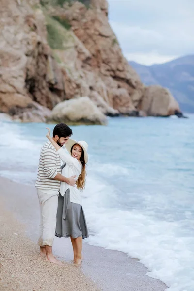 Happy Man Embracing His Beautiful Smiling Woman Standing Beach Barefoot — Stock Photo, Image