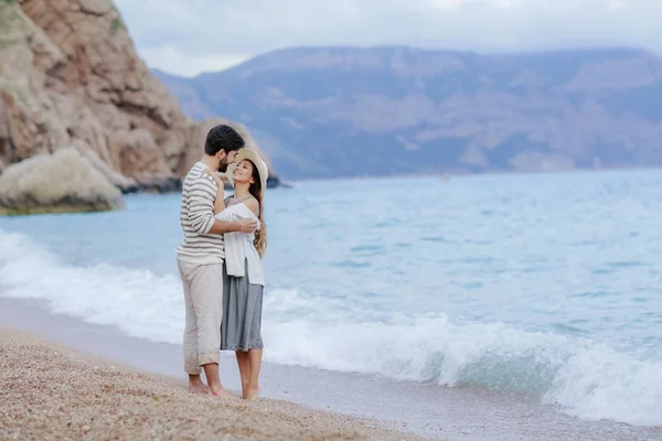 Happy Man Embracing His Beautiful Smiling Woman Standing Beach Barefoot — Stock Photo, Image