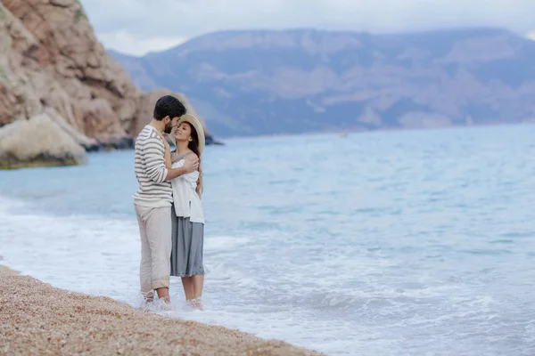 Happy Man Embracing His Beautiful Smiling Woman Standing Beach Barefoot — Stock Photo, Image