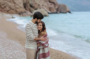 yakışıklı adamın deniz sahilde duran onun güzel kadın sarılma yarım uzunluk