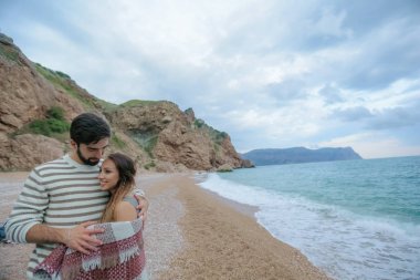 yakışıklı adamın deniz sahilde duran onun güzel kadın sarılma yarım uzunluk