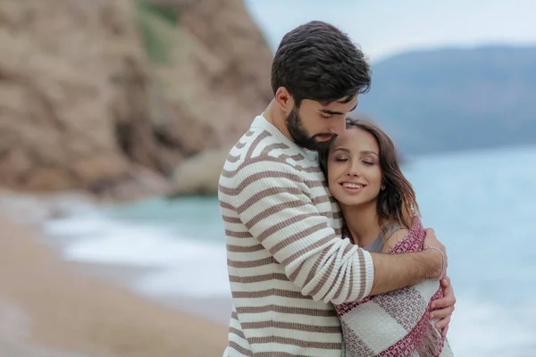 Retrato Hombre Guapo Abrazando Hermosa Mujer Cubriéndola Con Cuadros Pie —  Fotos de Stock