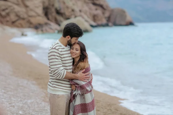 Mitad Longitud Hombre Guapo Abrazando Hermosa Mujer Pie Playa Del —  Fotos de Stock