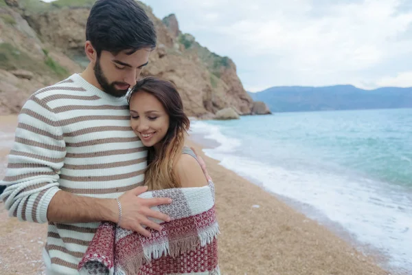 Mitad Longitud Hombre Guapo Abrazando Hermosa Mujer Pie Playa Del —  Fotos de Stock