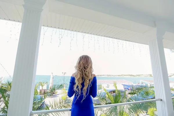 Lächelnde Geschäftsfrau Blauen Kleid Mit Kaffeetasse Steht Auf Dem Balkon — Stockfoto