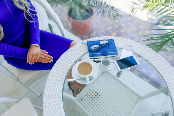 Draufsicht Der Tisch Sitzenden Frau Mit Kaffeetasse Notizbuch Brille Smartphone — Stockfoto