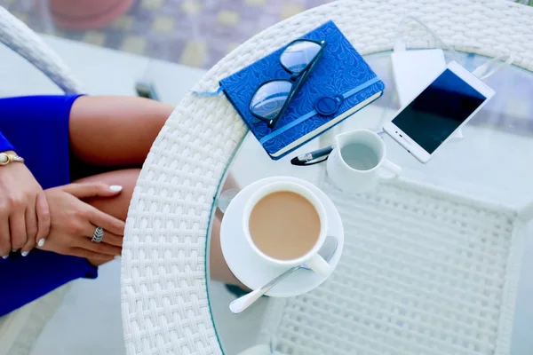 Draufsicht Der Tisch Sitzenden Frau Mit Kaffeetasse Notizbuch Brille Smartphone — Stockfoto