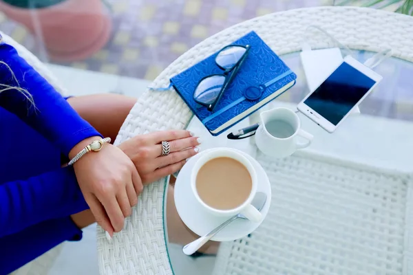 Bovenaanzicht Van Het Vrouwtje Overhandigt Aan Tafel Met Een Koffiekopje — Stockfoto