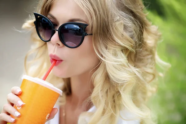 Nahaufnahme Porträt Einer Blonden Frau Mit Sonnenbrille Die Saft Trinkt — Stockfoto