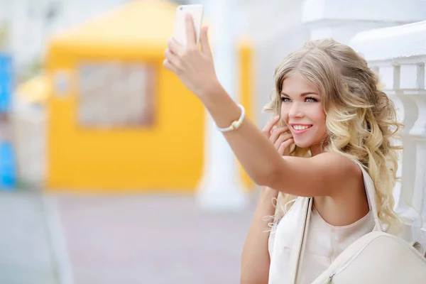 Привлекательная Молодая Блондинка Белый Рюкзак Делает Селфи Смартфоне — стоковое фото