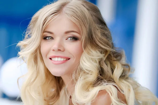 sarışın genç kadın portresi kapatmak