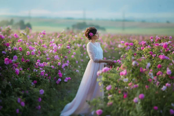 年轻美丽的女性模特在长裙上 花花圈在自然背景上摆着头 — 图库照片