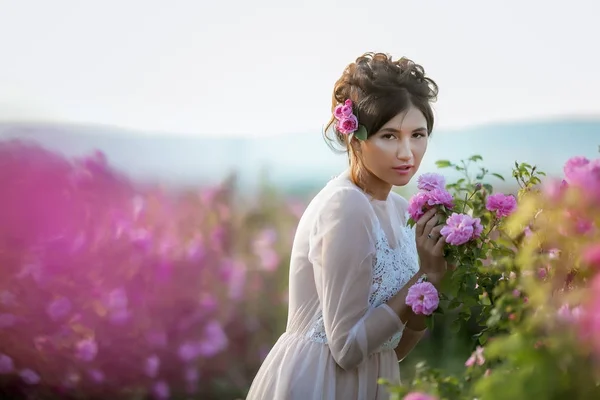 ピンクの花の花輪を持つ美しい少女女性の肖像画 — ストック写真