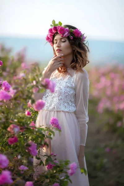 Kobieta Długa Sukienka Kwiatowy Wianek Stojący Tle Zieleni — Zdjęcie stockowe